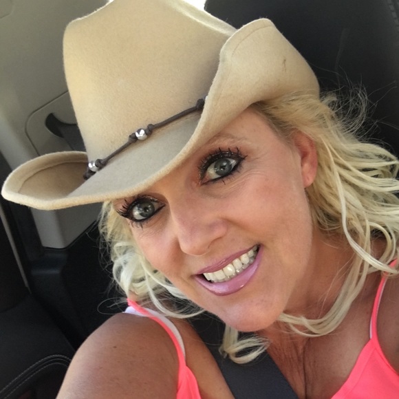 Meet your Posher, Christy - Picture 2 of 7